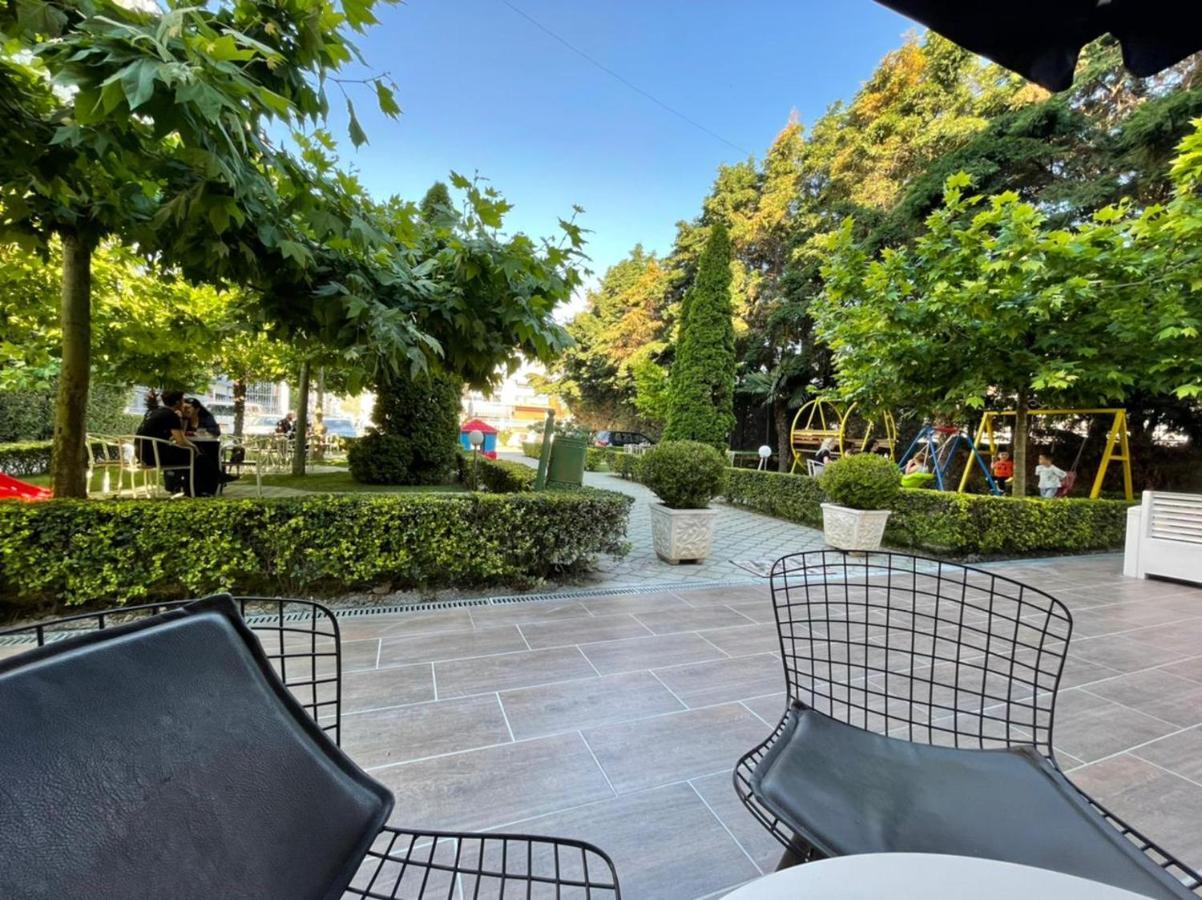 Hotel Ambasador Garden Lezhë エクステリア 写真