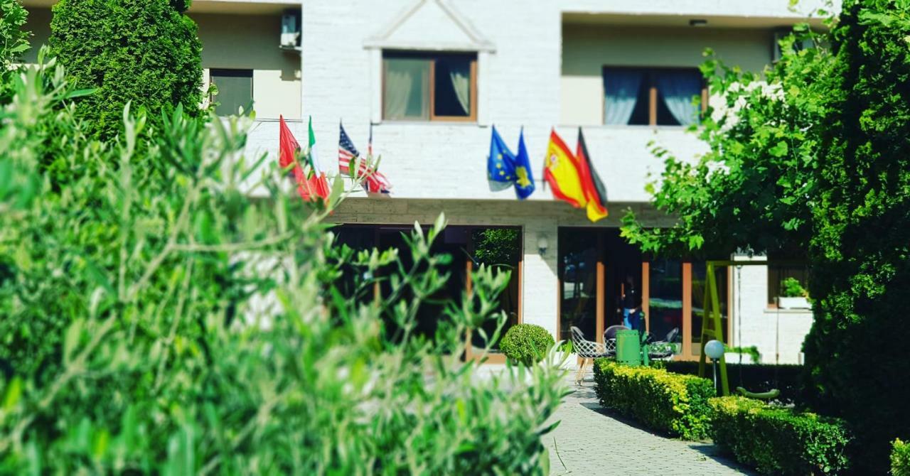 Hotel Ambasador Garden Lezhë エクステリア 写真