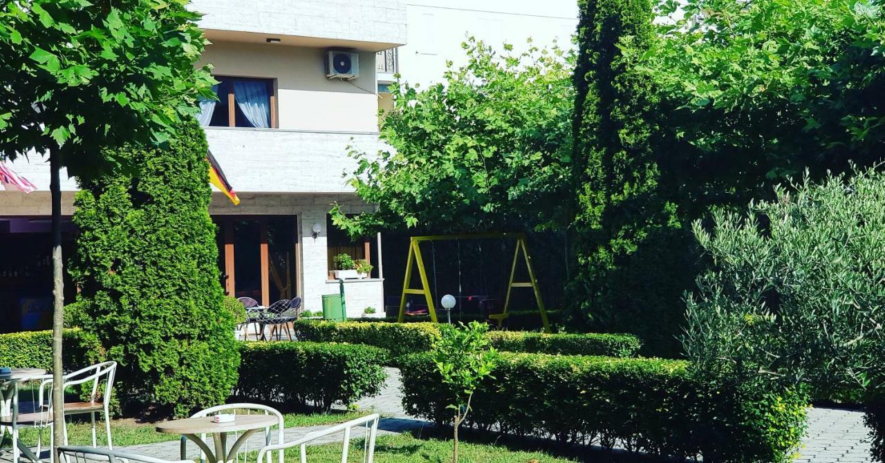 Hotel Ambasador Garden Lezhë エクステリア 写真