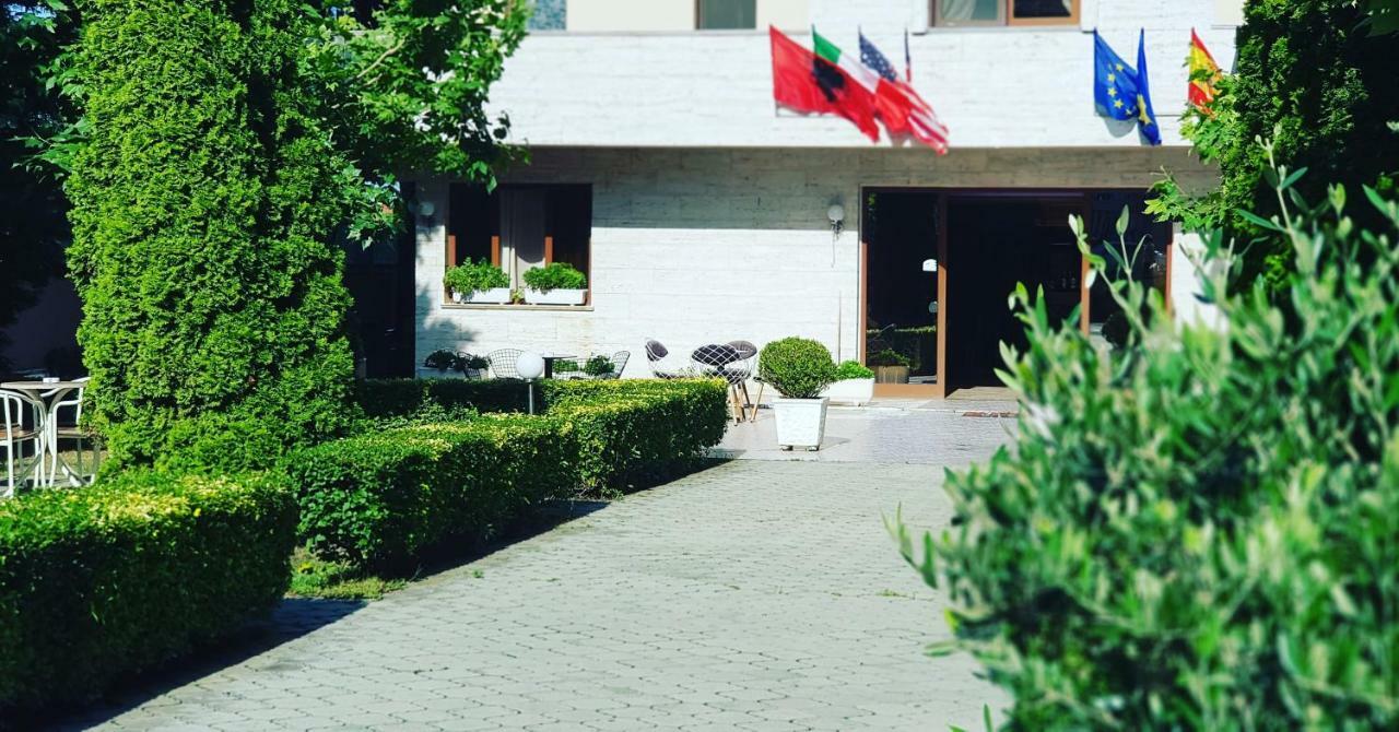 Hotel Ambasador Garden Lezhë エクステリア 写真