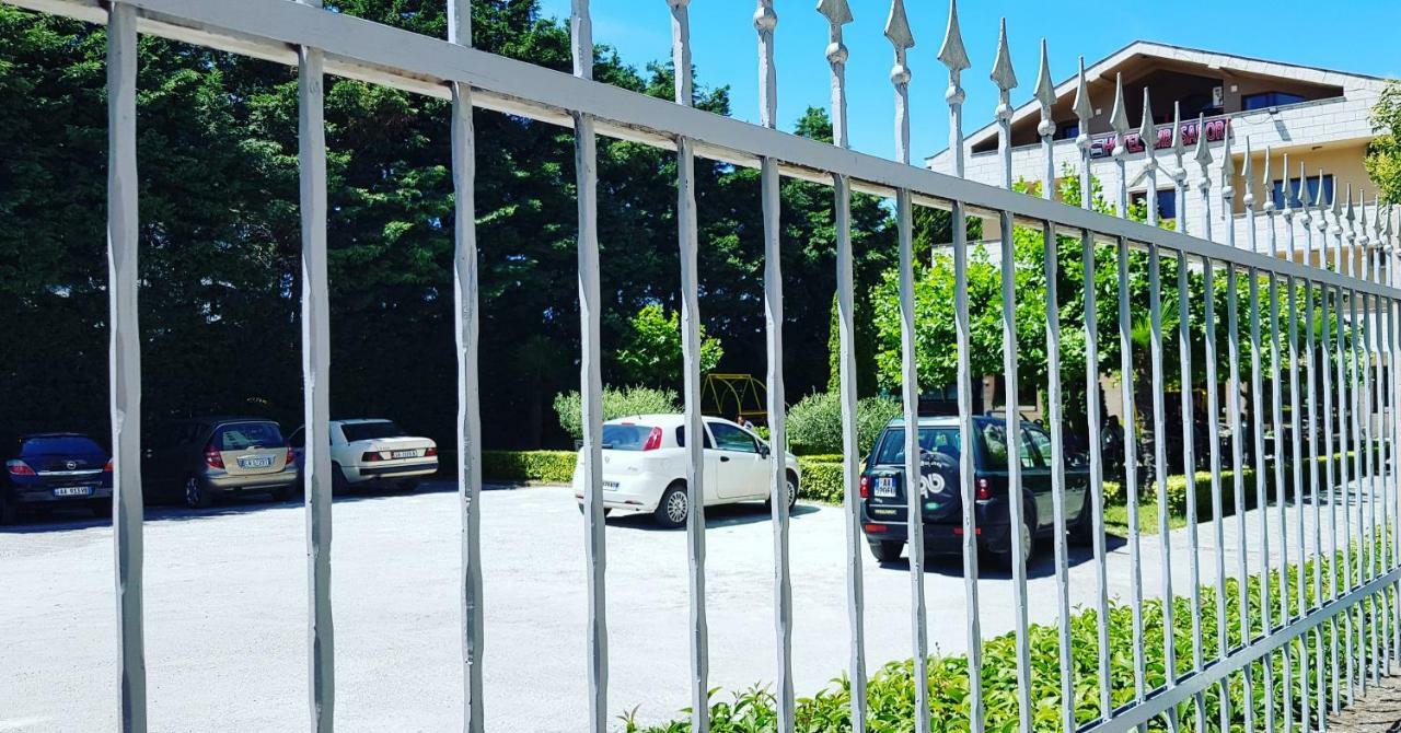 Hotel Ambasador Garden Lezhë エクステリア 写真